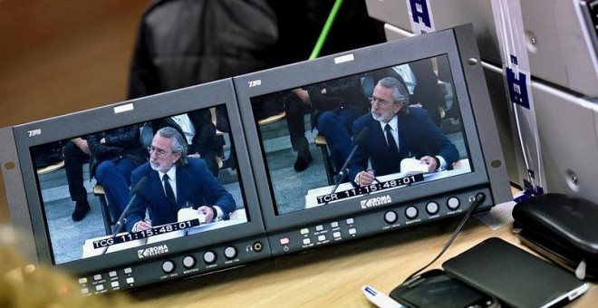 Los periodistas siguen desde la sala de prensa de la Audiencia Nacional de San Fernando de Henares la declaración del presunto cabecilla de Gürtel, Francisco Correa. EFE/Fernando Villar