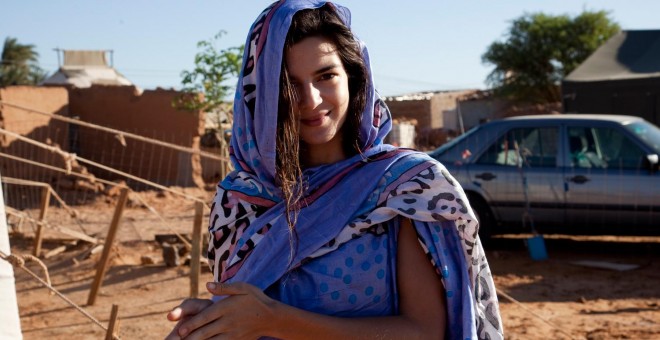 La actriz española Clara Lago en los campos de refugiados saharauis de Tinduf, Argelia.- ALBERTO SÁEZ SILVESTRE