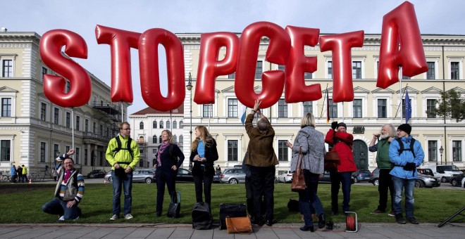 Unas personas se manifiestan en contra el acuerdo de libre comercio entre la UE y Canadá (CETA, por sus siglas en inglés) frente al Ministerio del Interior del estado federado alemán de Baviera en Múnich. EFE