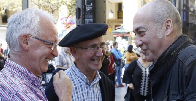 El exconsejero vasco de Interior, Joseba Azkarraga (i), conversa con los dirigentes abertzales Martín Garitano (d) y Tasio Erkizia, antes de la manifestación en San Sebastián para exigir la excarcelación de los presos de ETA con enfermedades graves o incu