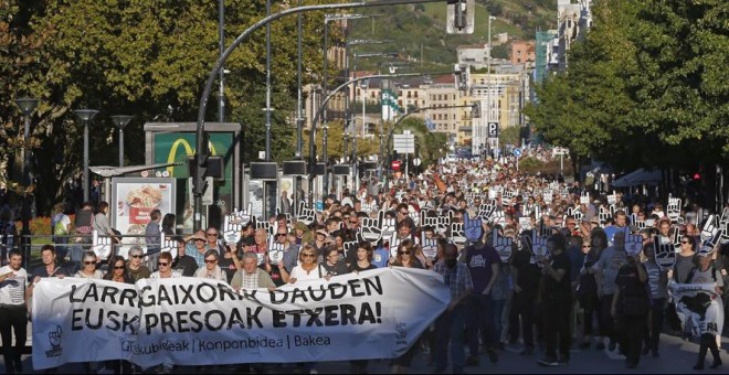 Vista de la manifestación en San Sebastián convocada por la red ciudadana Sare para exigir la excarcelación de los presos de ETA con enfermedades graves o incurables. EFE/Javier Etxezarreta