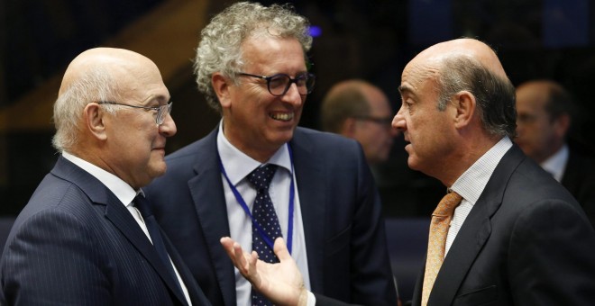 El ministro de Economía en funciones, Luis de Guindos, con el titular de Finanzas francés, Michel Sapin, y su homólogo luxemburgués, Pierre Gramegna, antes del comienzo de la últiima reunión del Ecofin en Luxemburgo. EFE/Julien Warnand