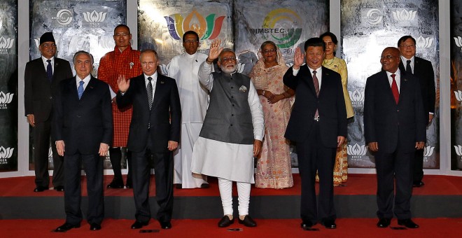 De izquierda a derecha, el presidente de Brasil, Michel Temer, el de Rusia, Vladimir Putin, el primer ministro de la India, Narendra Modi, el presidente de China, Xi Jinping, y el de Sudáfrica, Jacob Zuma en lña foto de familia de la cumbre de los BRICS e