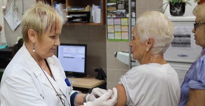 Solo la mitad de los mayores de 65 años se vacunaron de la gripe en 2015/ EUROPA PRESS