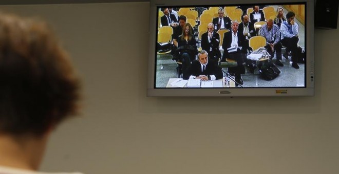 Imagen del monitor de la sala de prensa de la Audiencia Nacional en San Fernando de Henares del presunto cabecilla de la trama Gürtel, Francisco Correa, ante las preguntas de la defensa de Luis Bárcenas. /EFE