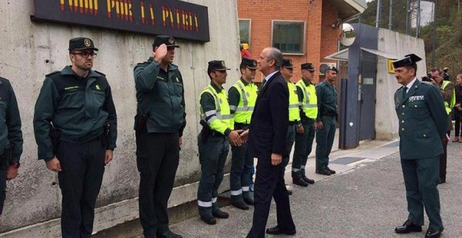 El director general de la Guardia Civil, Arsenio Fernández de Mesa, visitó ayer la Casa Cuartel de Alsasua. /EFE