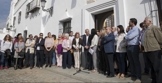 Cientos de personas participan en la concentración por el asesinado en Olivares (Sevilla) de una mujer apuñalada por su expareja. - EFE