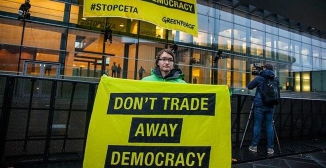 Greenpeace despliega una pancarta contraria al CETA en Luxemburgo / EUROPA PRESS