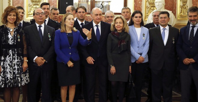 El ministro del Interior en funciones, Jorge Fernández Díaz (c), junto a la presidenta del Congreso, Ana Pastor (3-i), durante el acto de homenaje y entrega de condecoraciones de la Cámara Baja a la Policía Nacional con motivo de la celebración del Día de