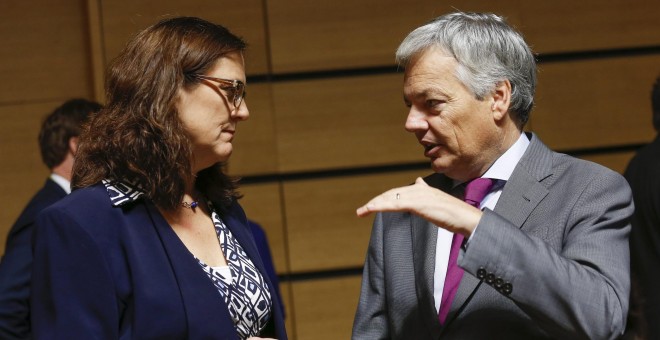 La comisaria europea de Comercio, Cecilia Malmström, conversa con el ministro de Exteriores belga, Didier Reynders, antes del inicio de la reunión del consejo de ministros de Comercio de la Unión Europea en Luxemburgo. EFE/Julien Warnand