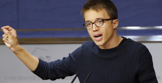 El portavoz parlamentario de Podemos, Iñigo Errejón, en declaraciones a los medios de comunicación en el Congreso. EFE/Mariscal