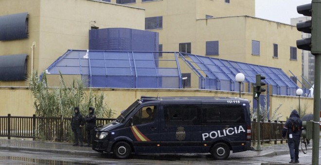 Efectivos de la Policía Nacional permanecen a las puertas del Centro de Internamiento de Extranjeros (CIE) de Aluche, en Madrid, donde anoche unos cuarenta inmigrantes protagonizaron una protesta. EFE/Paco Campos