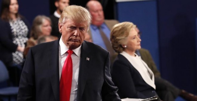 El candidato republicano a la presidencia de Estados Unidos, Donald Trump y la candidata demócrata, Hillary Clinton, en un momento durante el segundo debate de la campaña presidencial. REUTERS/Jim Young