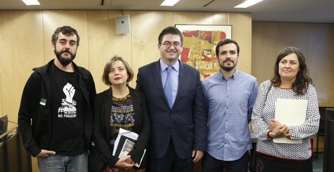 El portavoz adjunto de Unidos Podemos, Alberto Garzón, y la portavoz de Administraciones Públicas de la formación, Auxiliadora Honorato, junto a cargos de grupos municipales de diversas ciudades, durante la presentación del denominado 'Manifiesto de Ovied