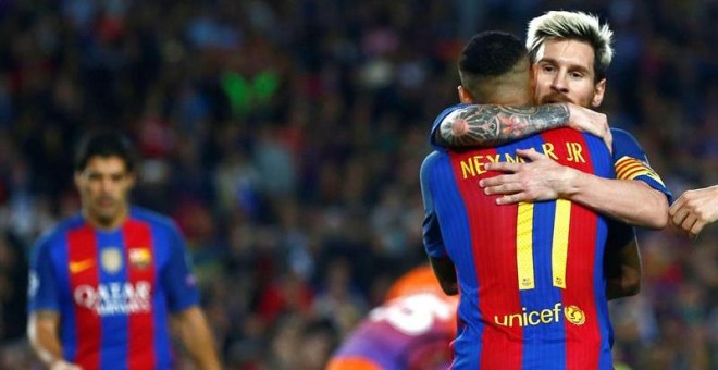 Los delanteros del F. C. Barcelona, el brasileño Neymar y el argentino Leo Messi, celebran el cuarto gol del equipo blaugrana, durante el encuentro correspondiente a la tercera jornada de la fase de grupos de la liga de campeones, que han disputado esta n