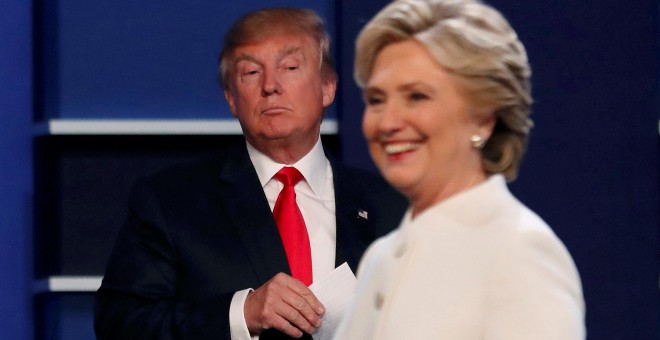 Hillary Clinton y Donald Trump, durante un momento del debate en Las Vegas. - REUTERS