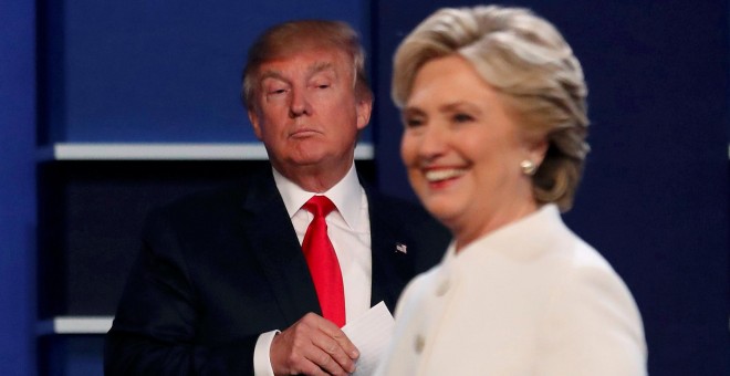 Hillary Clinton y Donald Trump, durante un momento del debate en Las Vegas. - REUTERS