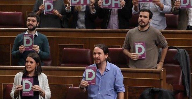 Decenas de diputados de Unidos Podemos han protagonizado una protesta al inicio del pleno del Congreso exhibiendo carteles con las iniciales DH, de Derechos Humanos, en contra de los CIEs. EFE/J. J. Guillén