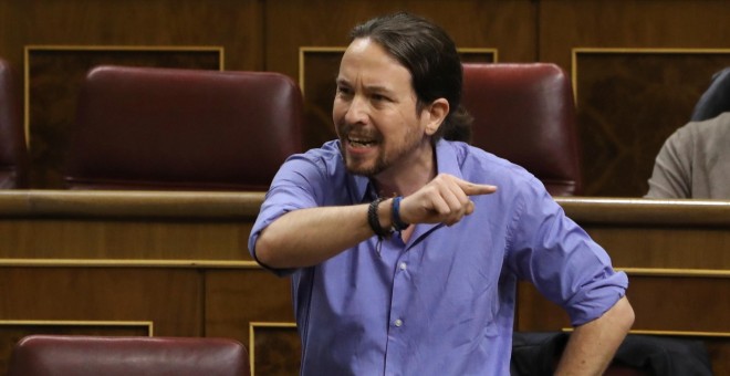 El secretario general de Podemos, Pablo Iglesias, ha intentado sin éxito tomar la palabra y ante su insistencia en hablar con el micrófono cerrado, Pastor le ha llamado al orde. EFE/J. J. Guillén