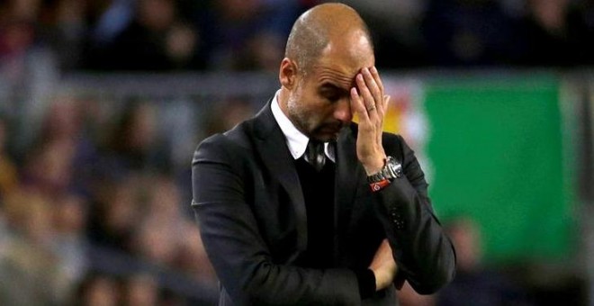 Pep Guardiola, cabizbajo anoche en el Camp Nou. /EFE