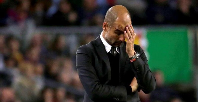 Pep Guardiola, cabizbajo anoche en el Camp Nou. /EFE