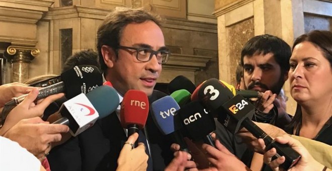 El conseller de Territorio y Sostenibilidad, Josep Rull, en declaraciones en los pasillos del Parlament. EP