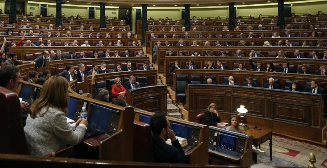 Vista general del hemiciclo del Congreso durante el pleno celebrado esta mañana. EFE/J. J. Guillén