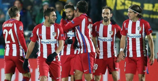 Los jugadores del Atlético de Madrid celebran anoche ante el Rostov./EFE