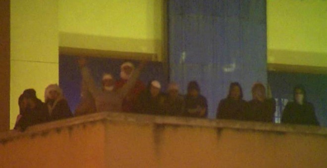 Protesta de los internos en la azotea del Centro de Internamiento de Extranjeros (CIE) de Aluche, durante más de once horas después de iniciar un motín en el edificio, situado en la madrileña avenida de los Poblados. / EFE