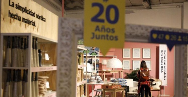 Vista de la primera pop up en La Latina (Madrid) para celebrar los 20 años del gigante en España / EFE