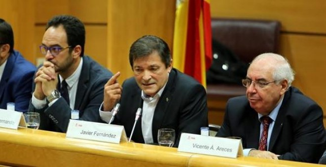 El presidente de la gestora del PSOE, Javier Fernández, en el centro de la imagen. EUROPA PRESS