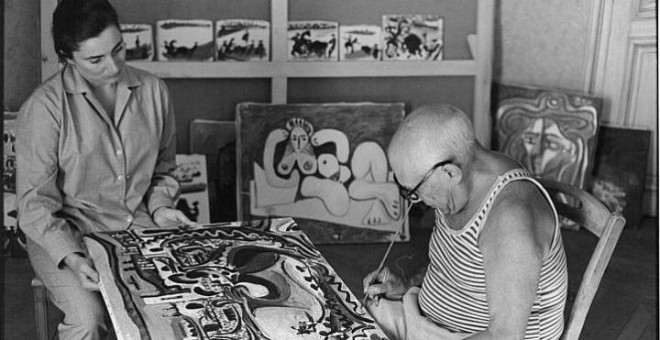 Pablo Picasso, en su estudio / Archivo EFE