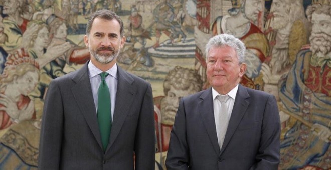 El rey Felipe VI posa para los medios junto al diputado de Nueva Canarias (NC), Pedro Quevedo. / EFE