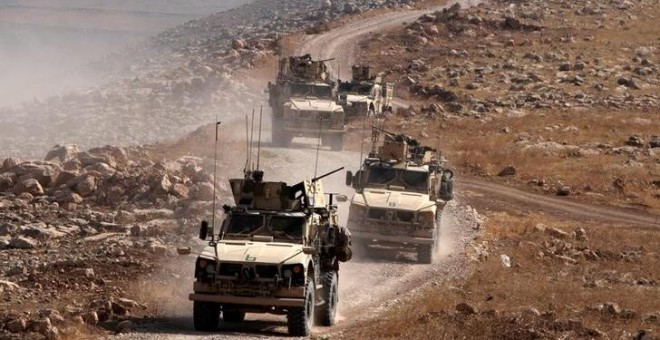 Vehículos de las tropas internacionales durante las operaciones en Naweran, cerca de Mosul. / REUTERS