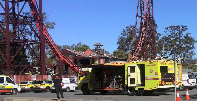 Los servicios de emergencia en el parque de atracciones Dreamworld, en Australia. /REUTERS