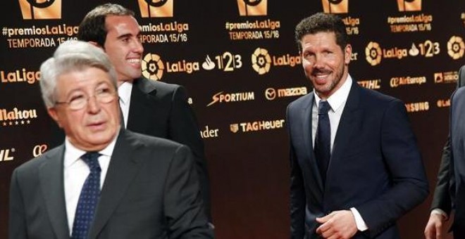 El presidente del Atlético de Madrid, Enrique Cerezo, el defensa uruguayo del equipo, Diego Godín, y el entrenador del mismo, Diego Pablo Simeone,  a su llegada a la entrega de los Premios LaLiga. EFE/Kai Försterling