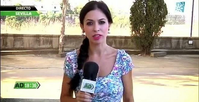 La reportera Carolina Cambrils, durante una retransmisión en Andalucía Directo de Canal Sur.