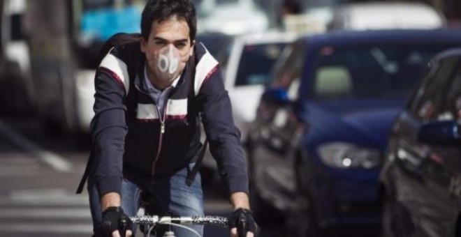 Un ciclista se protege ante la alta contaminación en la ciudad. EFE