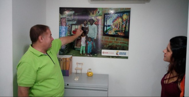 Meneses señala en su despacho una foto de un antiguo compañero guerrillero, conocido como 'Panamá'. - SARA CALVO