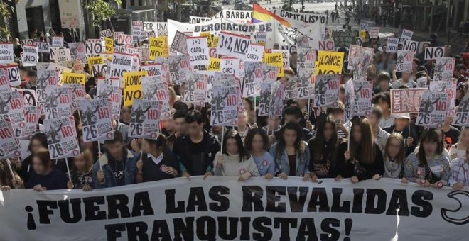 Varios jóvenes durante la marcha estudiantil convocada en Madrid por la Plataforma Regional por la Escuela Pública, que integran CCOO, UGT, el Sindicato de Estudiantes (SE) y la FAPA. /EFE