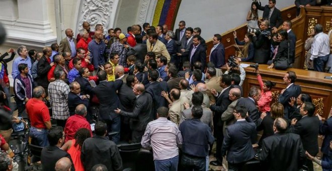 Diputados de la oposición del PSUV discuten en el Parlamento venezolano. - EFE