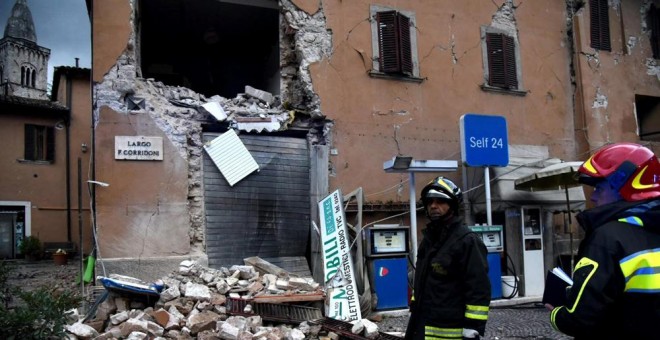 Bomberos inspeccionan un edificio destruido en Visso, Italia, tras los terremotos. EFE