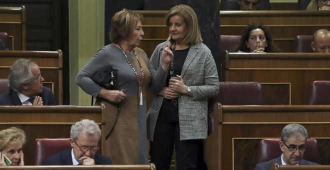 Celia Villalobos junto a Fátima Báñez en un pleno en el Congreso la semana pasada. /EFE
