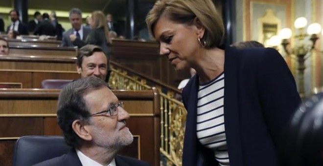 El presidente del Gobierno en funciones, Mariano Rajoy, conversa con María Dolores de Cospedal, poco antes de que comenzara hoy la segunda jornada del debate de su investidura. /EFE