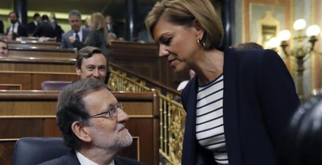 El presidente del Gobierno en funciones, Mariano Rajoy, conversa con María Dolores de Cospedal, poco antes de que comenzara hoy la segunda jornada del debate de su investidura. /EFE
