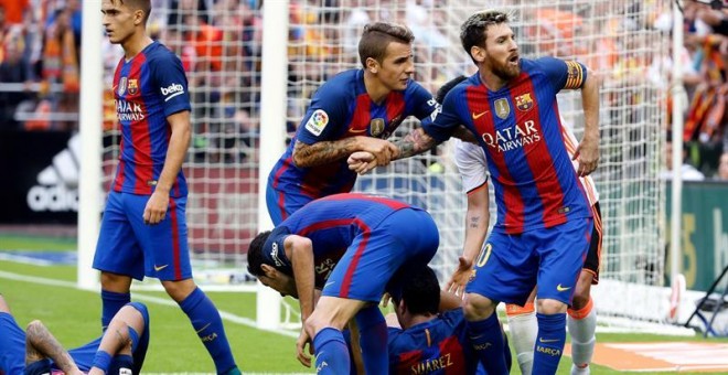 Messi se encara con la grada de Mestalla tras el lanzamiento de una botella que impactó en Neymar. /EFE