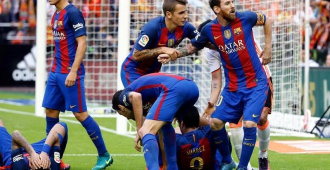 Messi se encara con la grada de Mestalla tras el lanzamiento de una botella que impactó en Neymar. /EFE