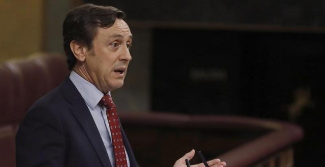 El portavoz del PP en el Congreso, Rafael Hernando, durante su intervención en la sesión de la tarde de la segunda jornada del debate de investidura del candidato del PP, Mariano Rajoy, hoy en el Congreso. EFE/Ballesteros