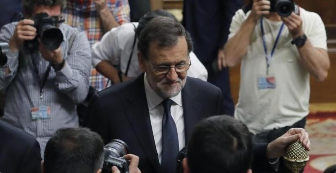 El presidente del Gobierno en funciones y candidato del PP, Mariano Rajoy, abandona el hemiciclo al terminar la segunda jornada del debate de investidura, hoy en el Congreso, tras ser rechazada en primera votación su reelección como jefe del Ejecutivo, co