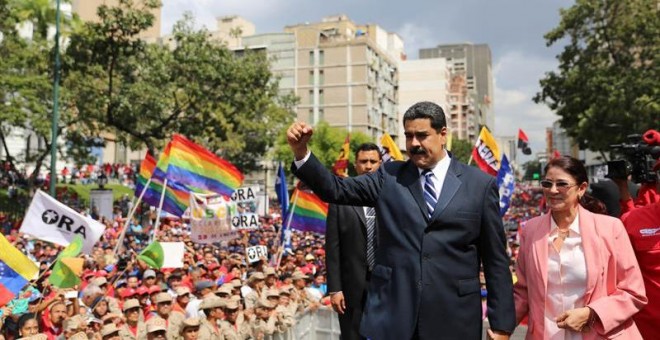 El presidente de Venezuela, Nicolás Maduro (c), y su esposa, Cilia Flores (d), participan en un acto de Gobierno hoy, 26 de octubre de 2016, en Caracas (Venezuela). /EFE